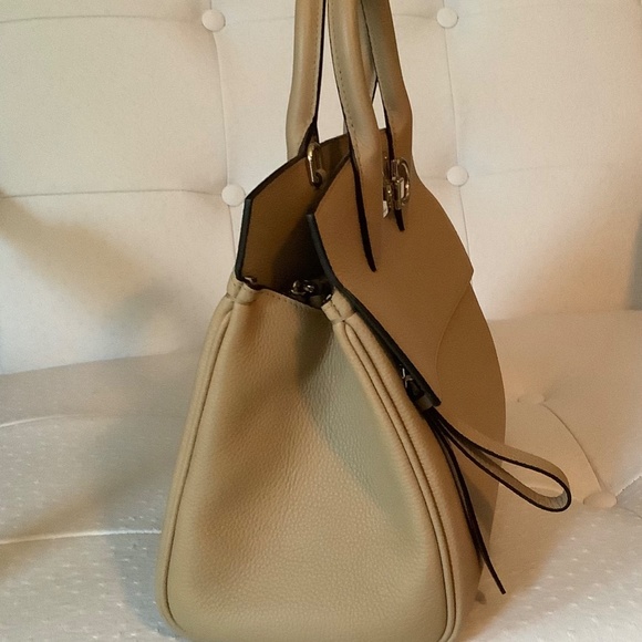 Salvatore Ferragamo Médium Studio Top Handle Bag - Picture 7 of 16